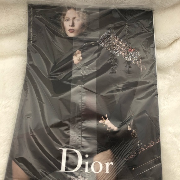 VOGUE Magazine August 2016 - Picture 2 of 3